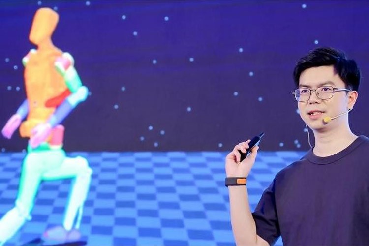 天才少年稚晖君多宝电竞机器人走路进场！AI模型做大脑，目标售价20万以内